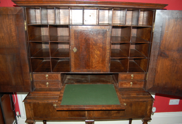 Chest on Stand , inside picture